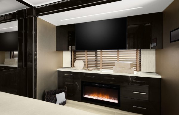 Основната спалня е центърът на лукса. Снабдена с голямо регулируемо поддържащо легло, прибиращ се 50-инчов 4K телевизор, звукова лента Bose и осветен гардероб, облицован с кедър, тази стая е по-изискана от повечето хотелски!
Искате на открито през зимата? Няма грижи! Включете уютния огън в спалнята си, свийте се и се отпуснете след ден на приключения по ски пистите, примерно.